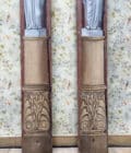 Paires de colonnes de scène en bois peintes en faux marbre et d'après l'Antique.