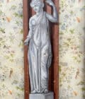 Paires de colonnes de scène en bois peintes en faux marbre et d'après l'Antique.