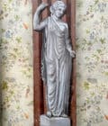 Paires de colonnes de scène en bois peintes en faux marbre et d'après l'Antique.