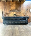 Grand canapé chesterfield en cuir noir front