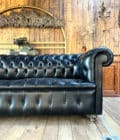 Grand canapé chesterfield en cuir noir side