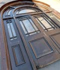 Grande porte de restaurant down