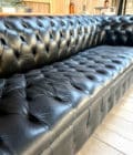 Grand canapé chesterfield en cuir noir seat