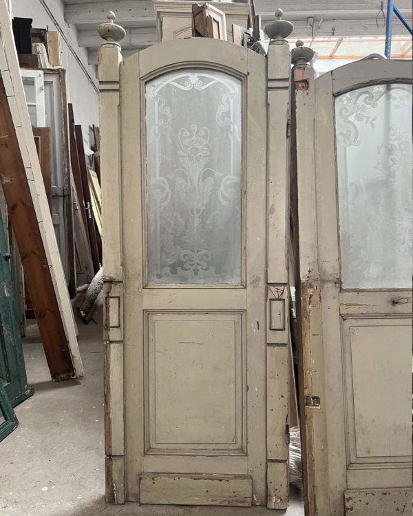 Pair of engraved side glass restaurant partitions