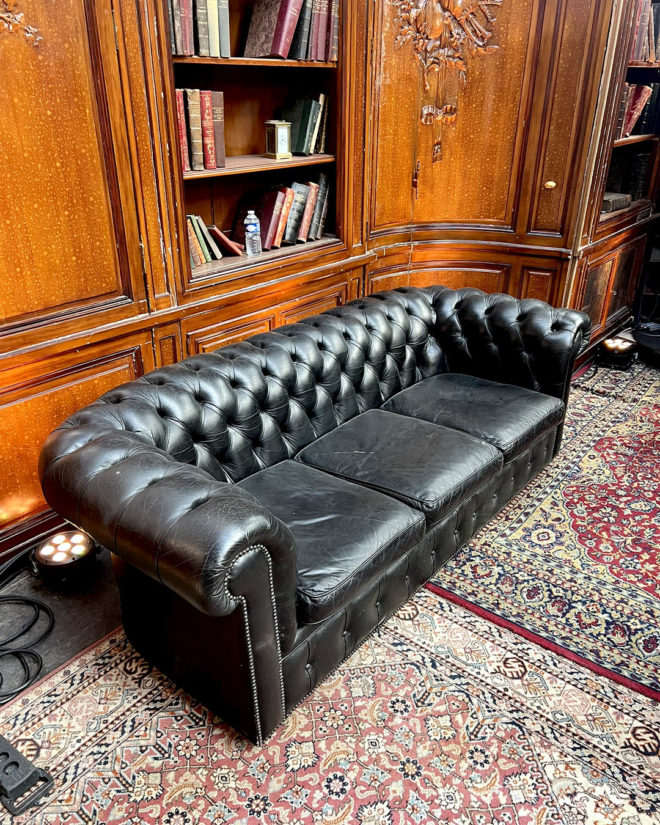 Grand canapé chesterfield en cuir noir top