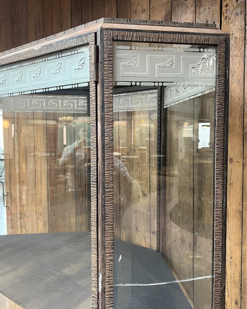Vitrine en fer martelé