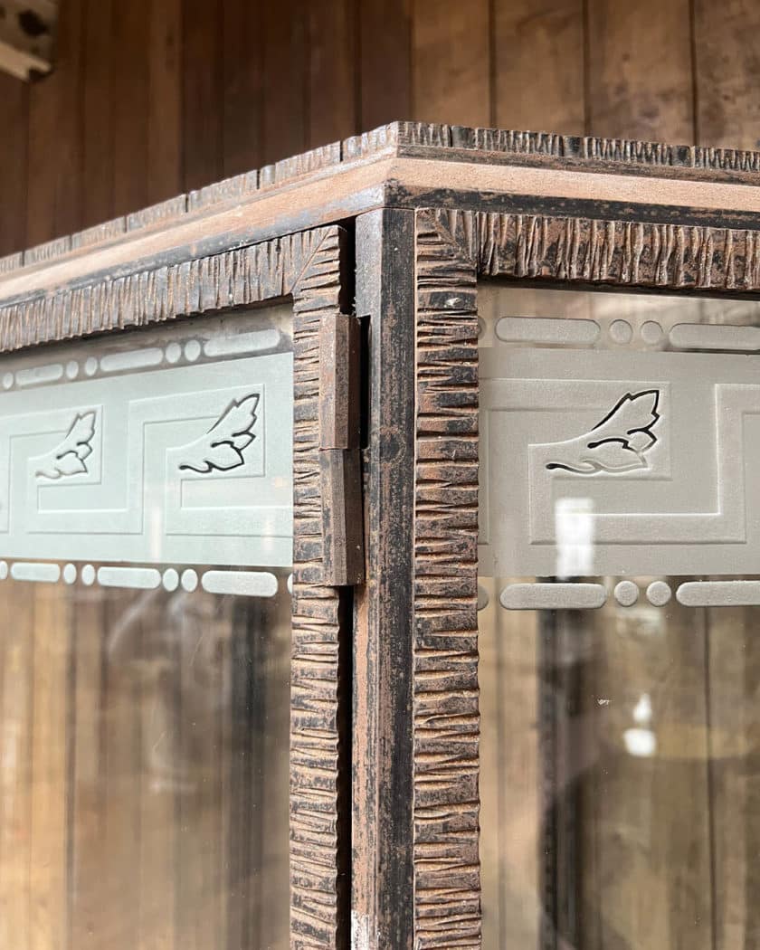 Vitrine en fer martelé
