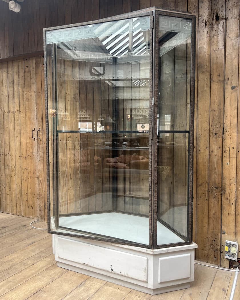 Vitrine en fer martelé