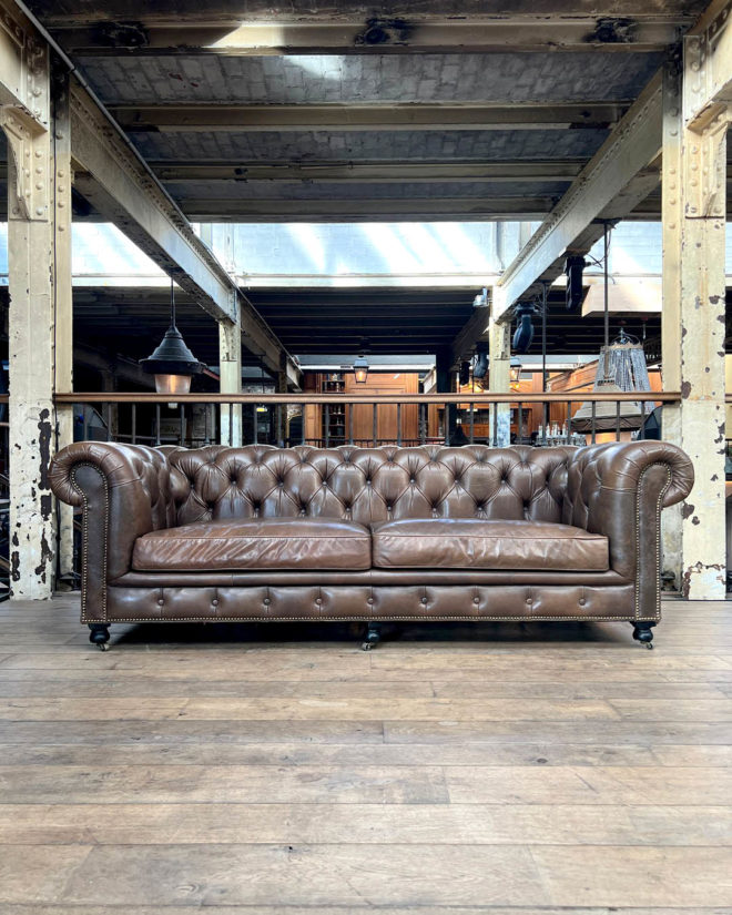 Canapé chesterfield en cuir couleur Taupe front