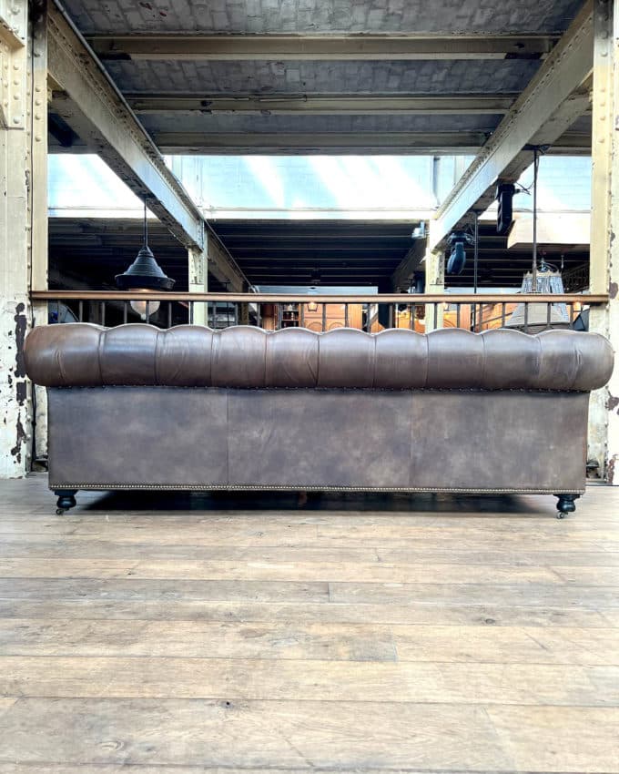 Canapé chesterfield en cuir couleur Taupe back