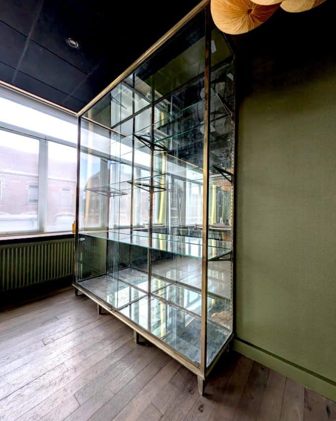 Grande vitrine en laiton