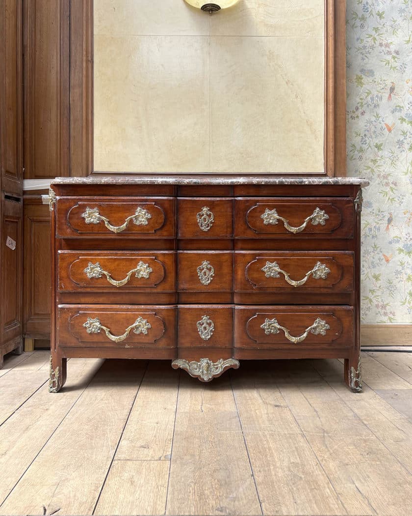 Commode en bois naturel et bois de placage d'esprit Louis XV