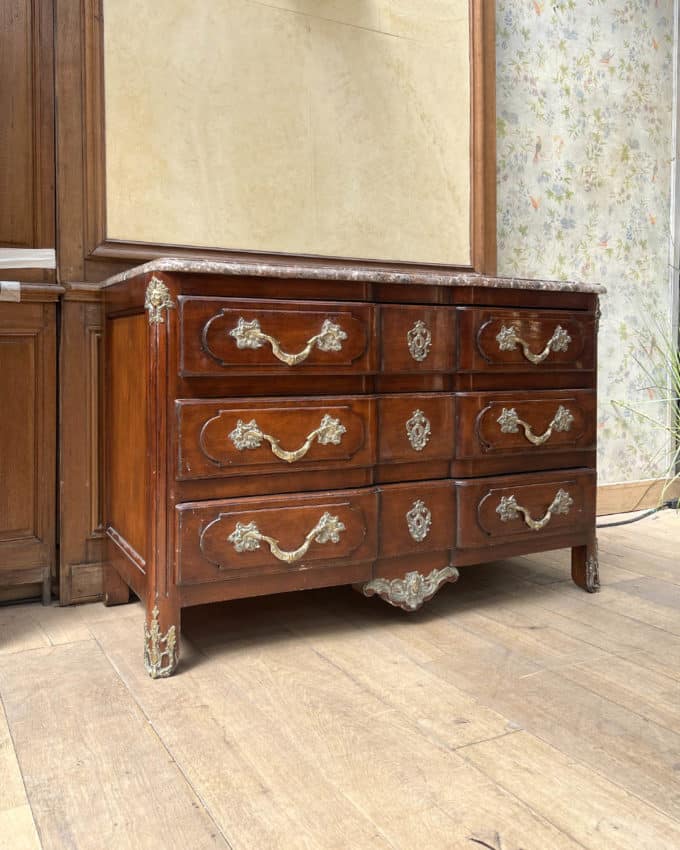Commode en bois naturel et bois de placage d'esprit Louis XV