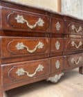 Commode en bois naturel et bois de placage d'esprit Louis XV
