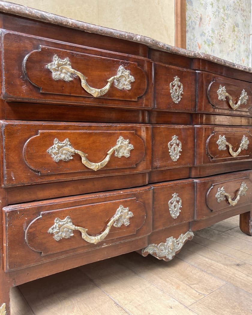 Commode en bois naturel et bois de placage d'esprit Louis XV