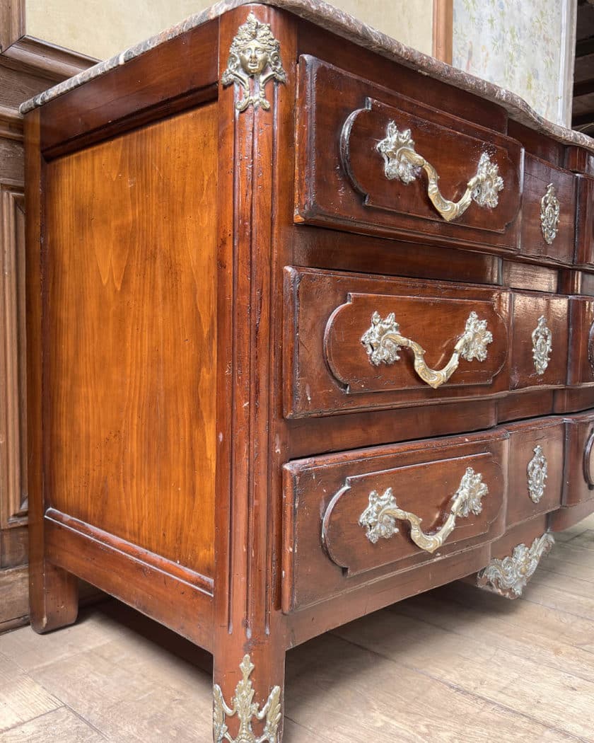 Commode en bois naturel et bois de placage d'esprit Louis XV