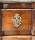 Commode en bois naturel et bois de placage d'esprit Louis XV