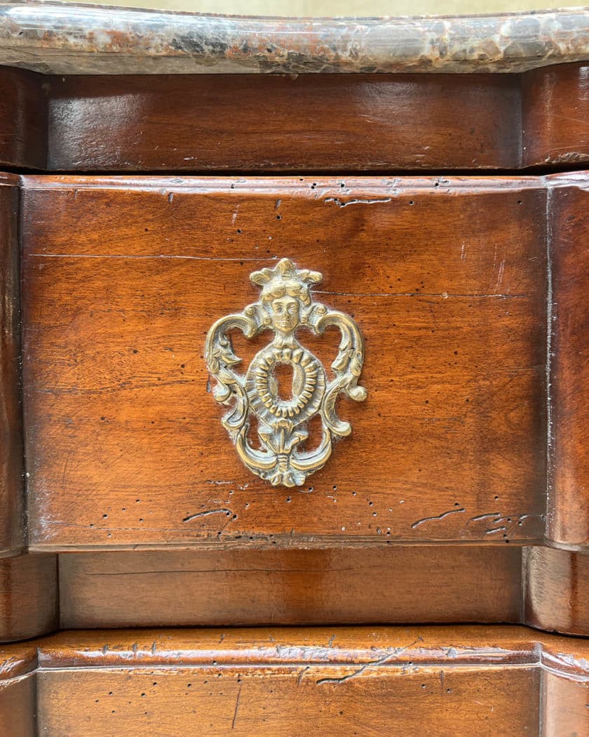 Commode en bois naturel et bois de placage d'esprit Louis XV