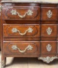 Commode en bois naturel et bois de placage d'esprit Louis XV