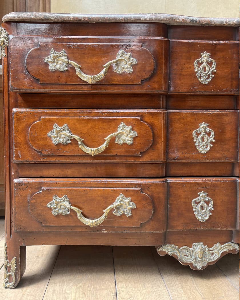 Commode en bois naturel et bois de placage d'esprit Louis XV