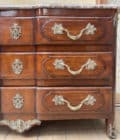 Commode en bois naturel et bois de placage d'esprit Louis XV