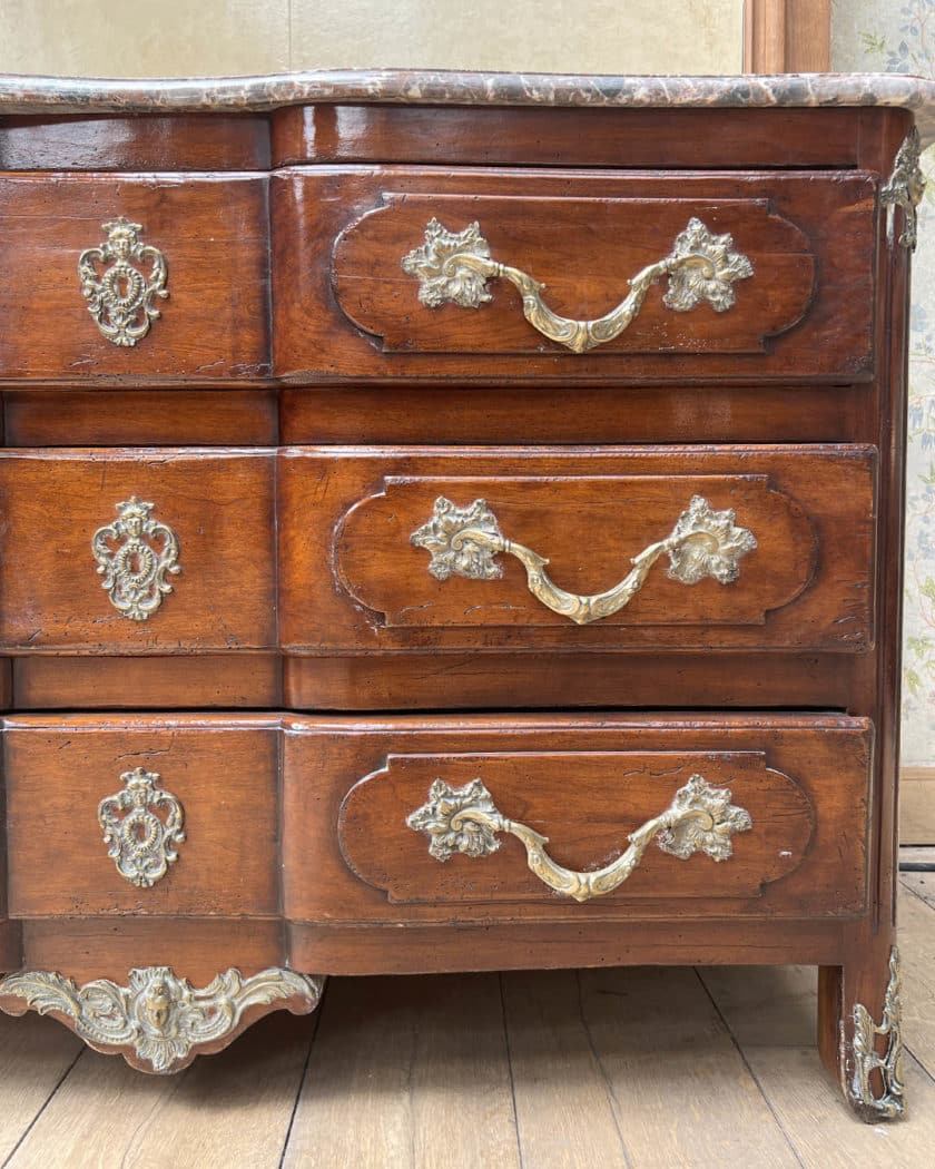 Commode en bois naturel et bois de placage d'esprit Louis XV