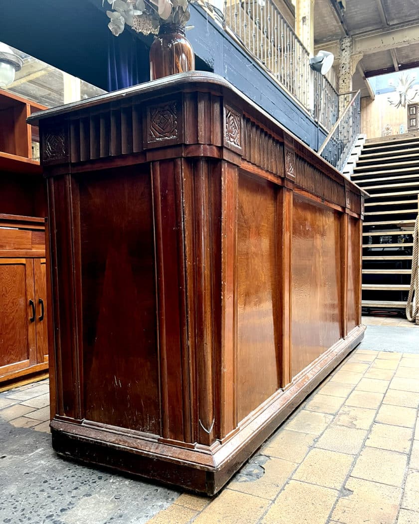 Bar avec façade en marqueterie des années 50 side