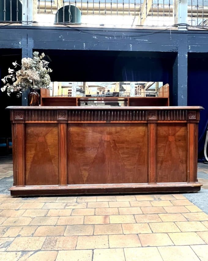 Bar avec façade en marqueterie des années 50 front