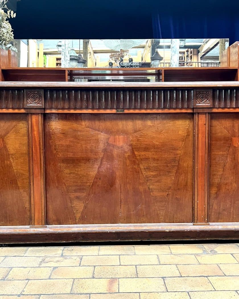 Bar avec façade en marqueterie des années 50 front zoom