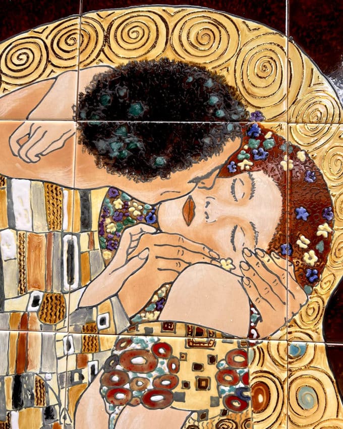 Peinture sur céramique d'après le baiser de Klimt details