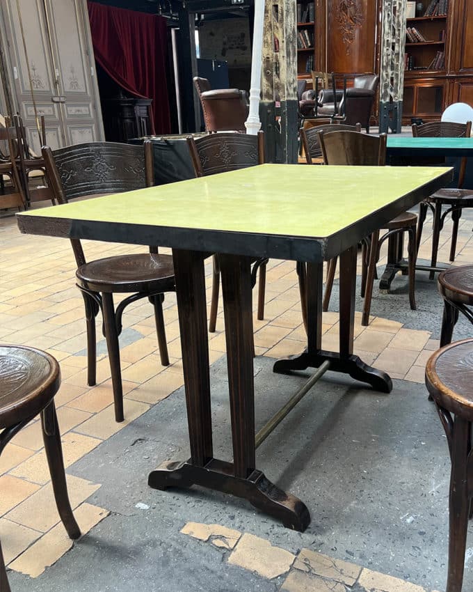 Table de bistrot avec plateau en formica