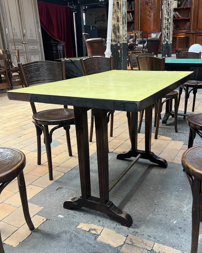 Table de bistrot avec plateau en formica