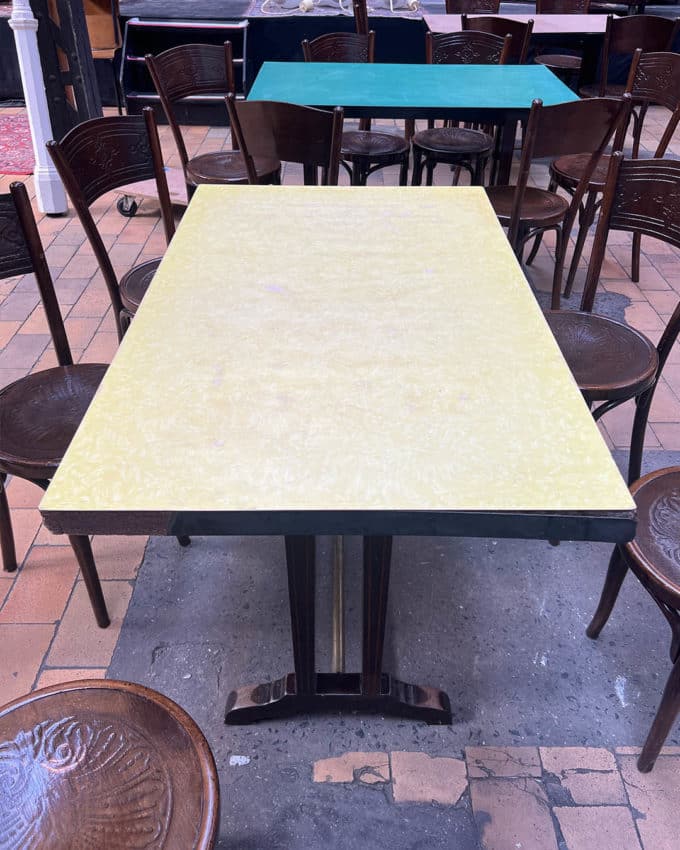 Table de bistrot avec plateau en formica