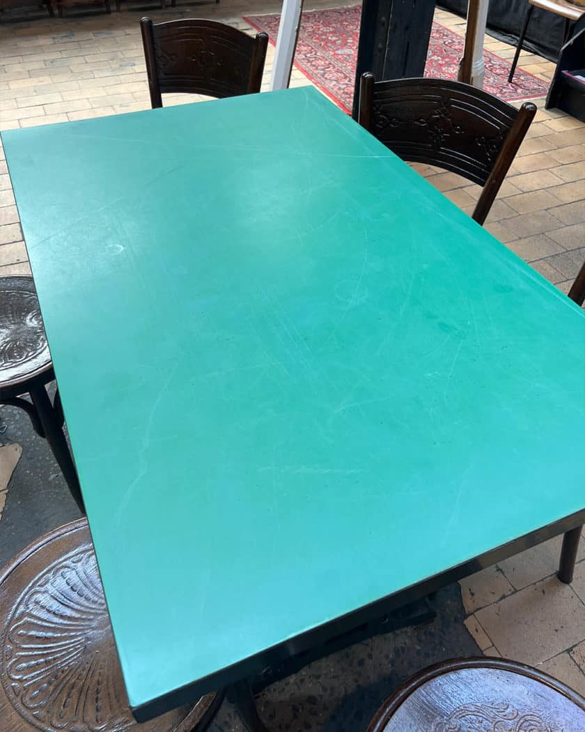 Table de bistrot avec plateau en formica