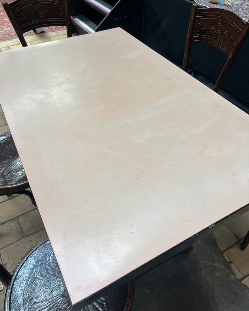 Table de bistrot avec plateau en formica