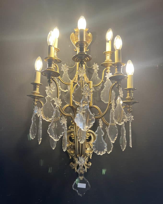 Paire d'appliques en bronze doré et verre taillé