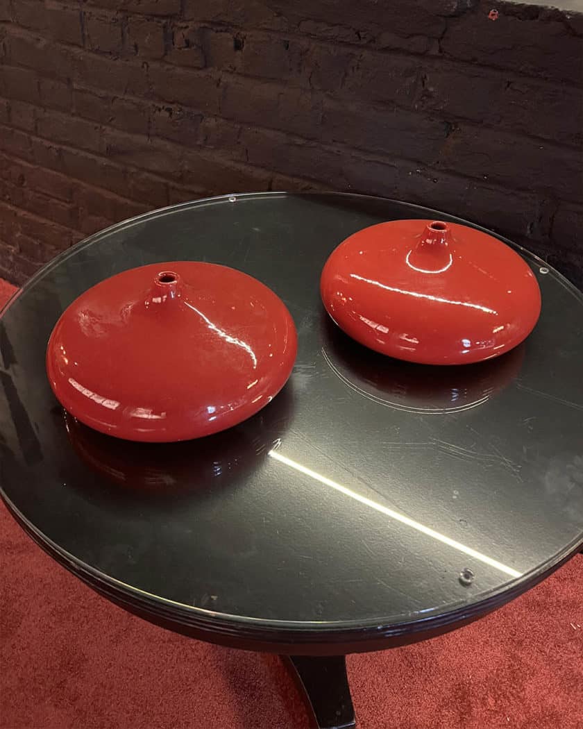 Paire de vases en céramique laquée rouge