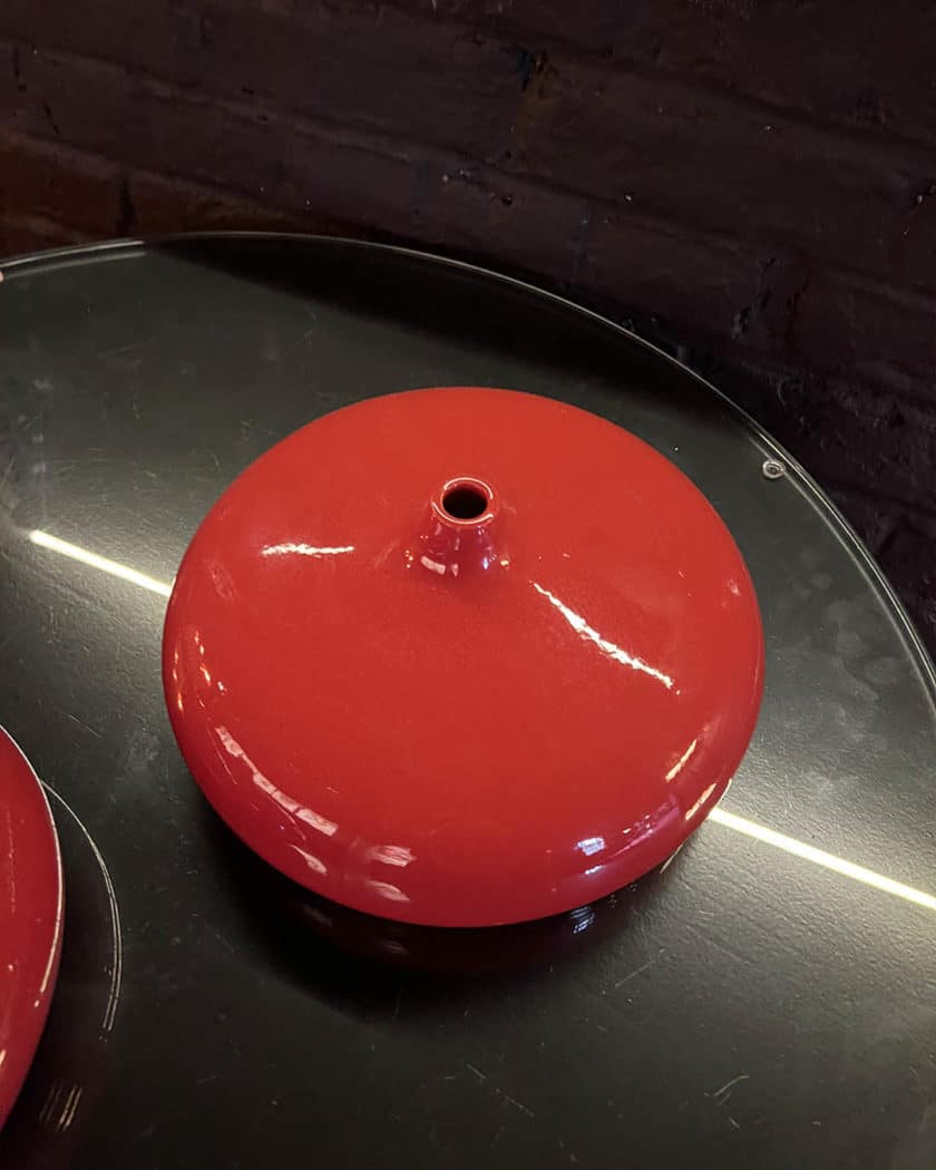 Paire de vases en céramique laquée rouge