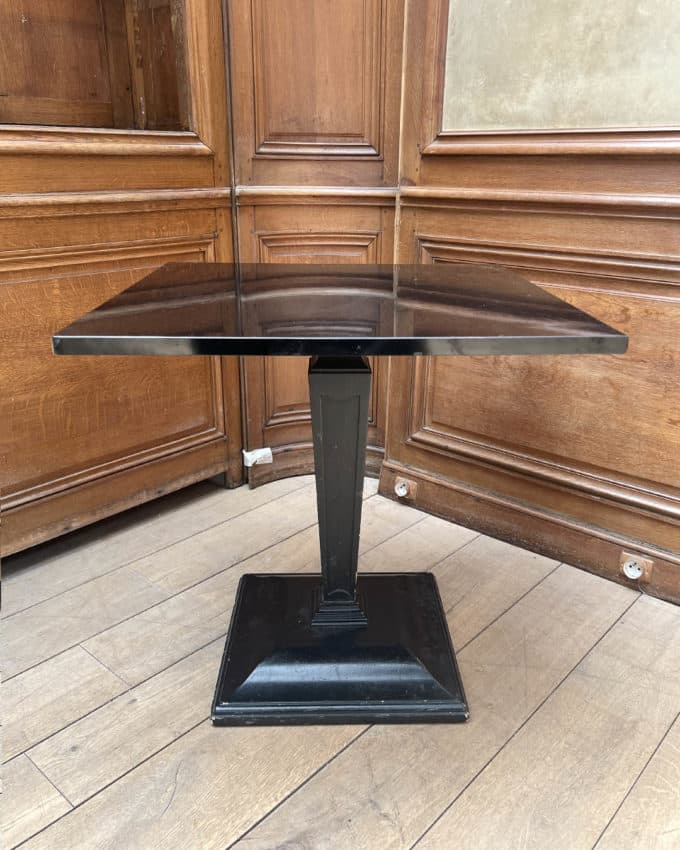 Tables carrées en bois massif laqué noir, modèle "Obélisque"
