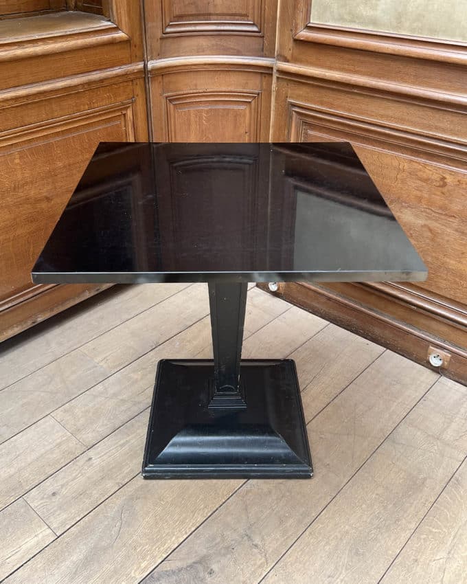 Tables carrées en bois massif laqué noir, modèle "Obélisque"