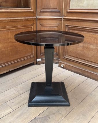 Round tables in black lacquered solid wood
