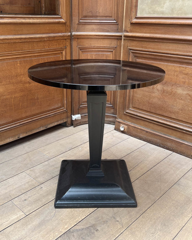 Round tables in black lacquered solid wood