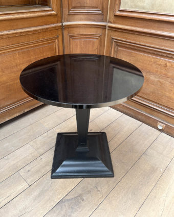 Round tables in black lacquered solid wood