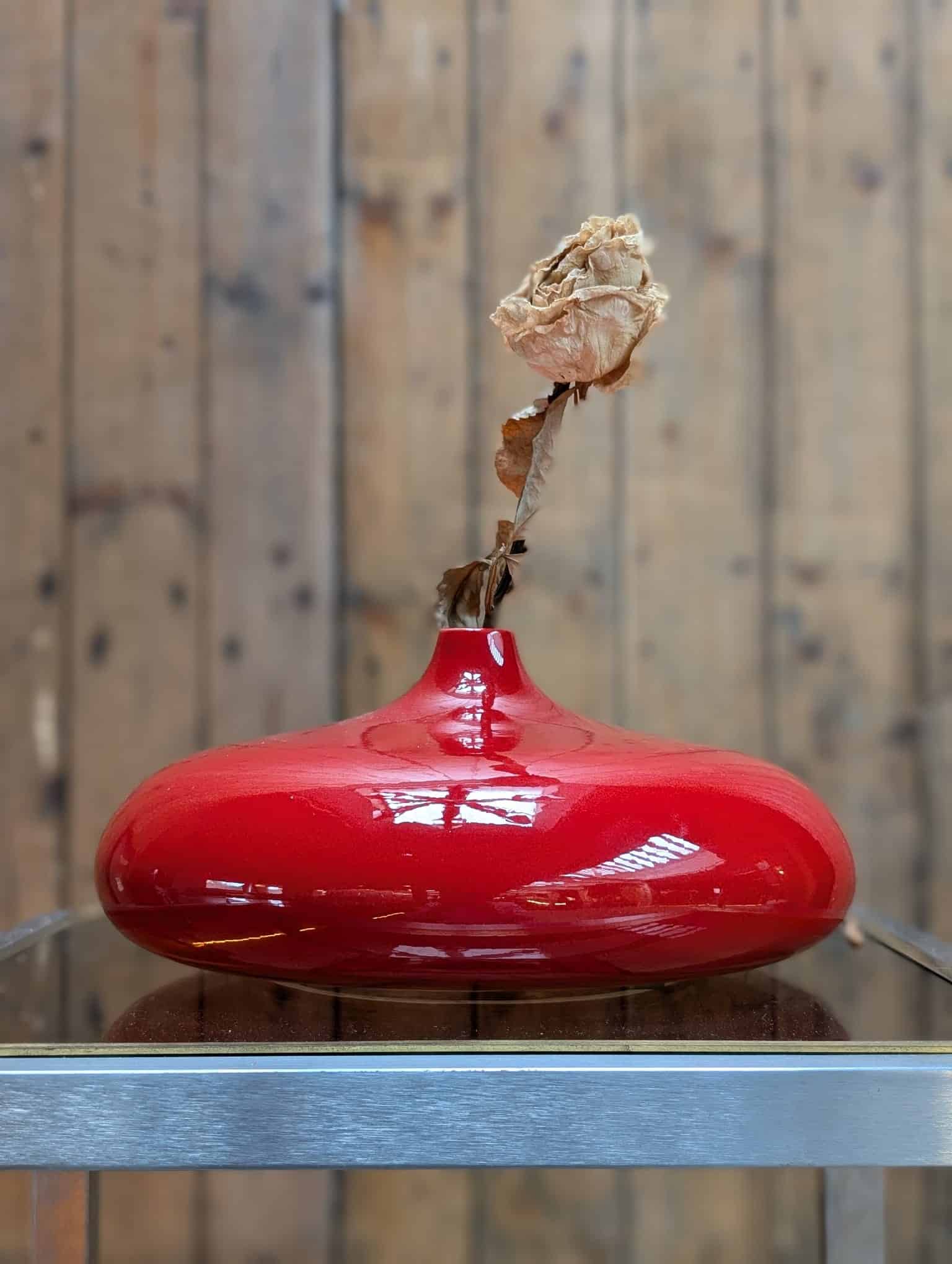 Paire de vases en céramique laquée rouge