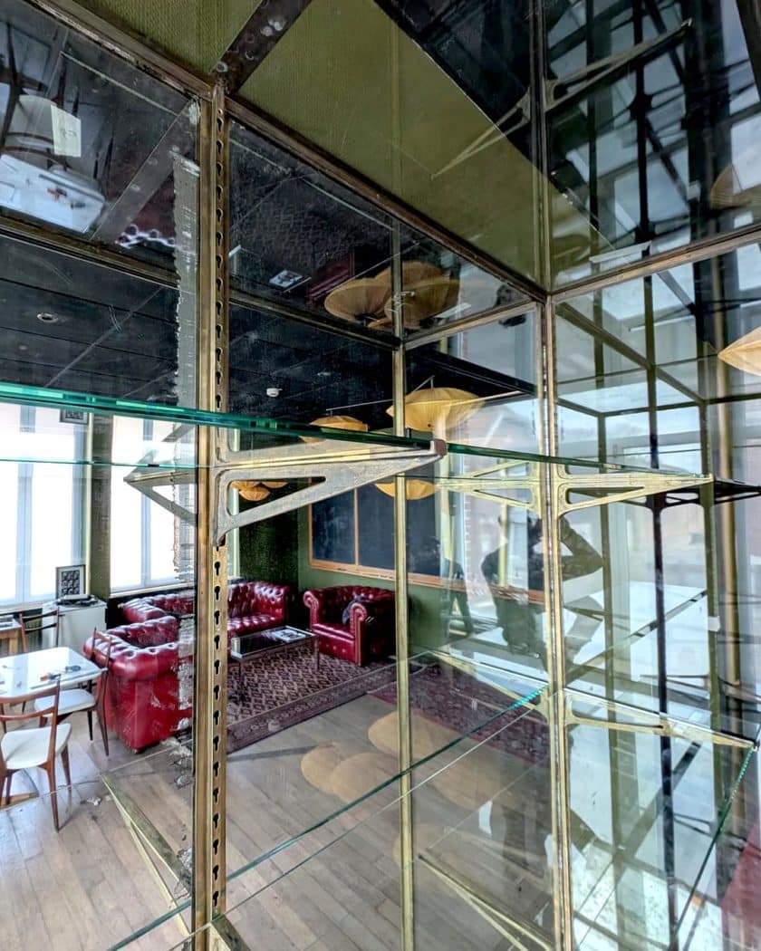 Grande vitrine en laiton details