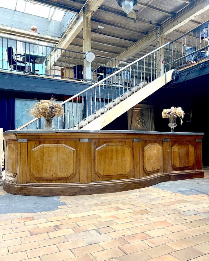 Façade de bar ondulé