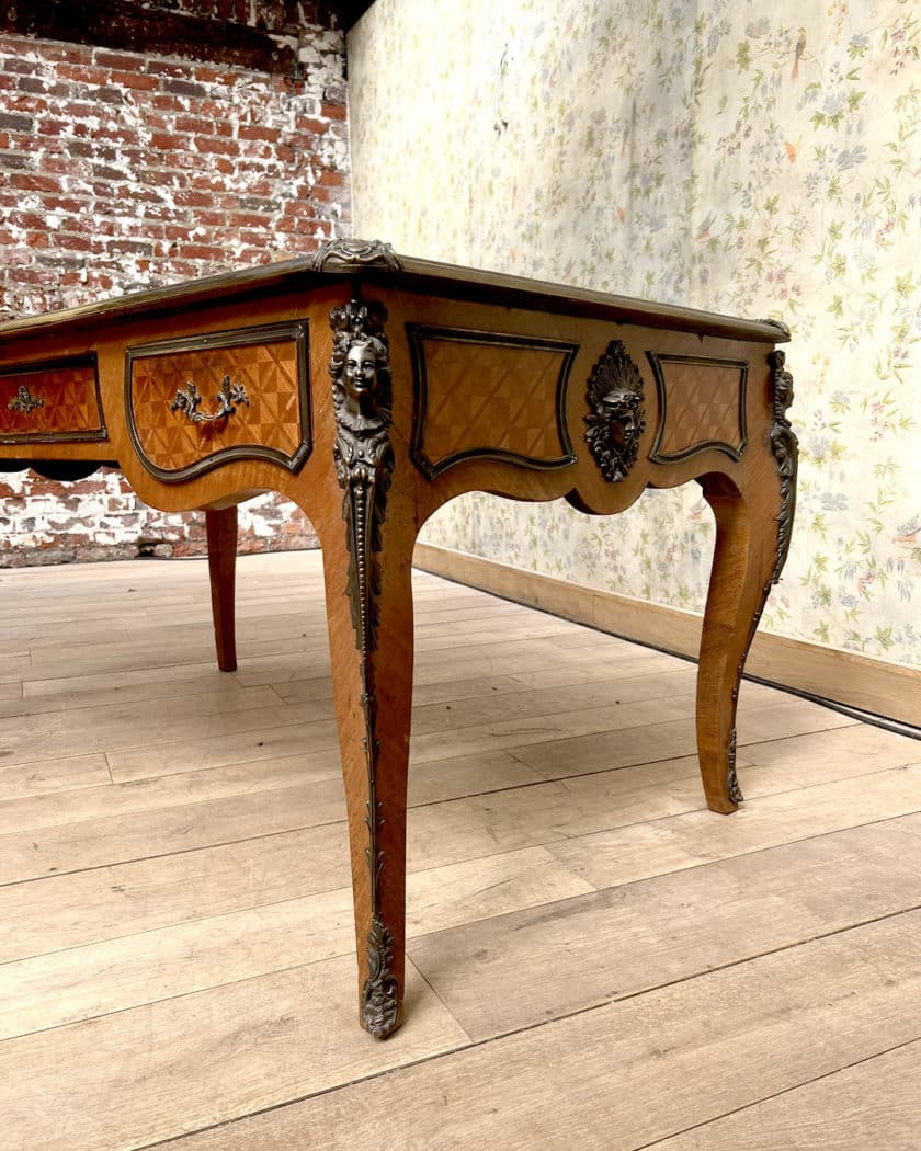 Bureau de style Louis XV side 1