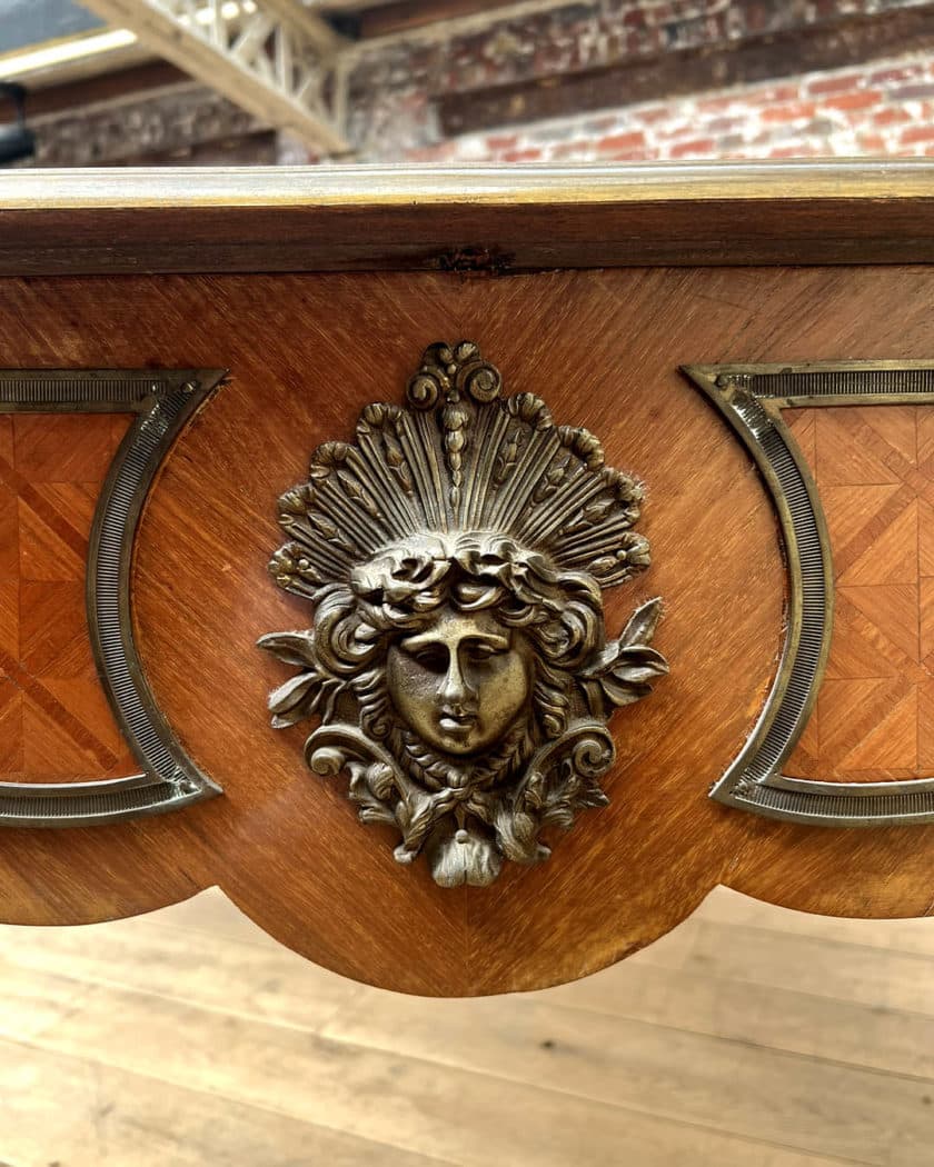 Bureau de style Louis XV zoom