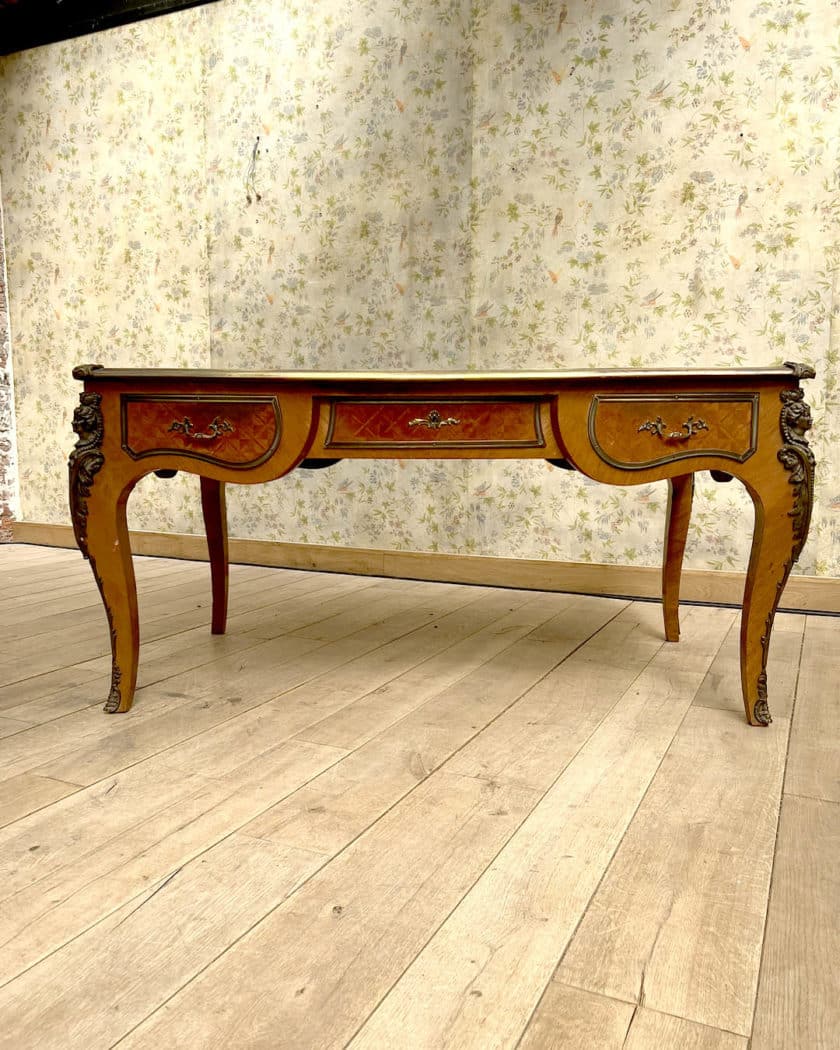 Bureau de style Louis XV front