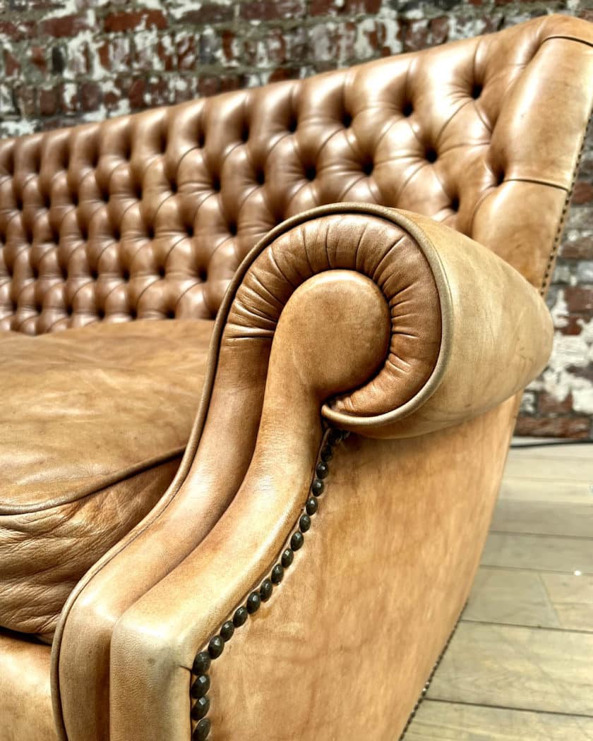 Chesterfield sofa zoom